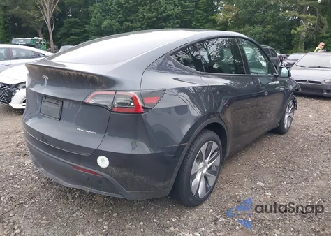 2024 Tesla Model Y Long Range Dual Motor All-Wheel Drive z USA, uszkodzony, nr VIN 7SAYGDEE0RA248970